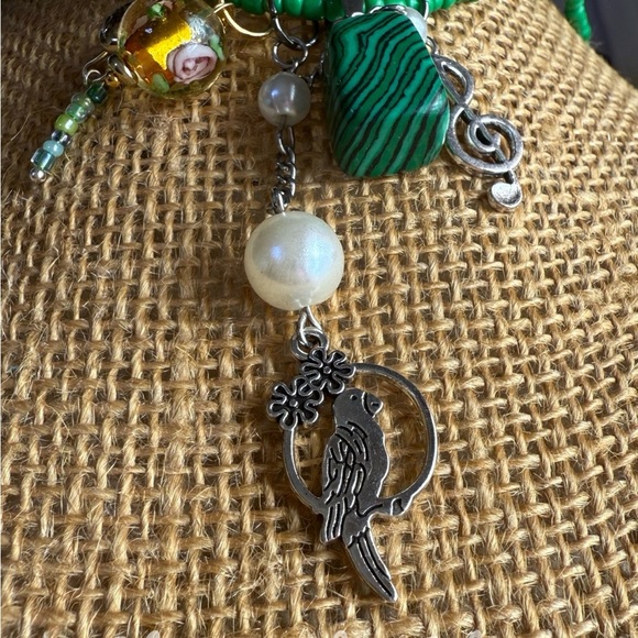 Alquimia Green and Silver Necklace with Malachite and Treble Clef - Picture 6 of 7